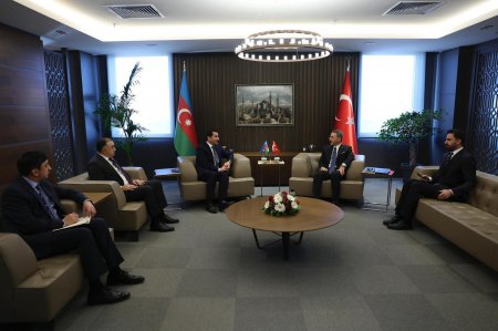 Hikmət Hacıyev Fəxrəddin Altunla regional məsələləri müzakirə edib Hikmət Hacıyev Fəxrəddin Altunla regional məsələləri müzakirə edib