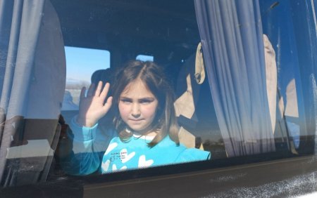 Biri yaxınlarının nəşini, o biri evə dönməyi gözləyir Biri yaxınlarının nəşini, o biri evə dönməyi gözləyir