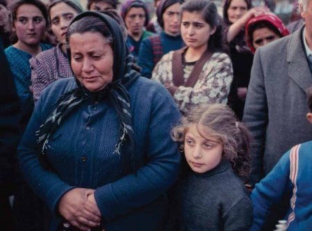 Biri yaxınlarının nəşini, o biri evə dönməyi gözləyir Biri yaxınlarının nəşini, o biri evə dönməyi gözləyir