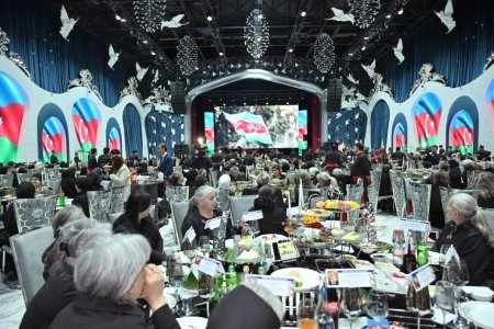 Arzu Əliyeva şəhid anaları ilə birgə iftar məclisində iştirak edib - FOTOLAR Arzu Əliyeva şəhid anaları ilə birgə iftar məclisində iştirak edib - FOTOLAR