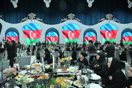 Arzu Əliyeva şəhid anaları ilə birgə iftar məclisində iştirak edib - FOTOLAR Arzu Əliyeva şəhid anaları ilə birgə iftar məclisində iştirak edib - FOTOLAR