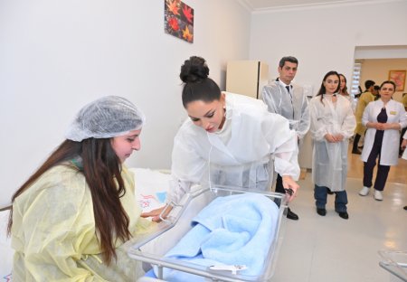 Birinci vitse-prezident Mehriban Əliyeva Gəncə Şəhər Birləşmiş Xəstəxanasının Perinatal Mərkəzində olub - FOTOLAR Birinci vitse-prezident Mehriban Əliyeva Gəncə Şəhər Birləşmiş Xəstəxanasının Perinatal Mərkəzində olub - FOTOLAR