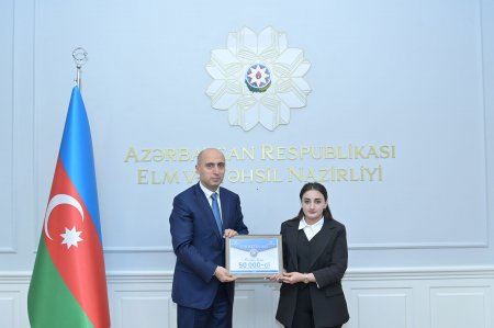 Nazirin 50 000-ci təhsil kreditini alan qızla görüşündən - Fotolar