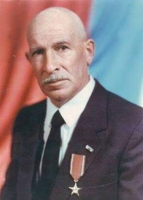 QIZIL HARRİBALDİ ORDENLİ ADAM