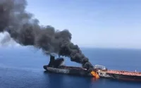 Daha bir mina partladı, neft tankeri yandı