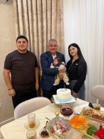Tərtər RİH başçısı Müstəqim Məmmədov yeni övladı dünyaya gəlmiş Vətən Müharibəsi Qəhrəmanı Azər Abdullazadəni təbrik edib